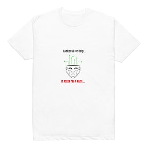 Può includere: T-shirt bianca con un design grafico che presenta una testa di robot stilizzata con linee verdi e il testo "I Asked AI for Help... IT ASKED FOR A RAISE...." Il design è in nero e verde.