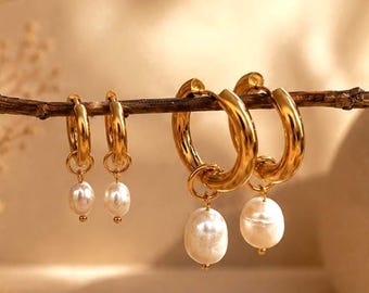 ゴールドパールフープピアス、パールハギーピアス、ブライダルピアス、ミニマルジュエリー、結婚式ゲスト用ピアス、女性へのギフト