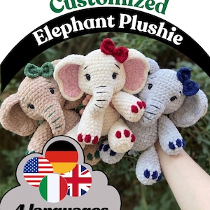 Op de afbeelding: Drie gehaakte olifant knuffels in beige, crème en grijs. De crème olifant heeft een rode strik en rode voetaccenten, de beige heeft een groene strik en de grijze heeft een donkerblauwe strik. Tekst: Customized Elephant Plushie en 4 languages.