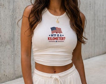 Lustiges patroitisches WTF ist ein Kilometer besticktes Tanktop, Rib Racer Cami mit amerikanischer Flagge, Fourth Ofwitzy Sommeroutfit, Geschenk für Sie, GF