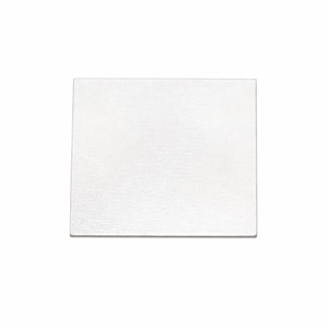 Puede incluir: Una placa metálica cuadrada, plana y de color plateado con una superficie lisa y reflectante. El objeto presenta bordes limpios y rectos con esquinas afiladas, ofreciendo una apariencia uniforme y sólida sin marcas ni patrones visibles.