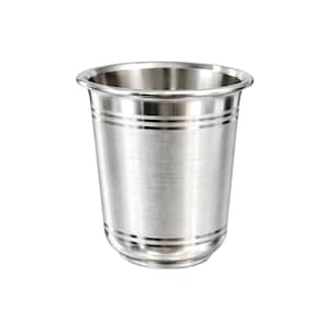 Puede incluir: Un vaso cilíndrico de acero inoxidable con acabado metálico cepillado. La taza presenta un borde ancho y acampanado, junto con dos juegos de líneas horizontales dobles grabadas que rodean las secciones superior e inferior del cuerpo.