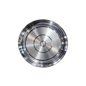 Könnte beinhalten: Ein Edelstahl-Teller mit gebürsteter Metalloberfläche. Der Teller hat ein kreisförmiges Design mit konzentrischen Ringen und einem zentralen Kreis. Der Teller ist rund und hat einen leicht erhöhten Rand.