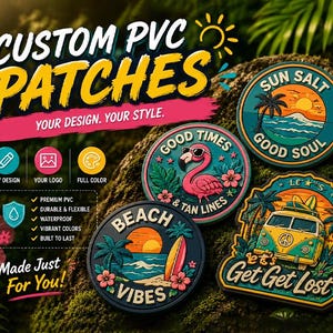 以下が含まれることがあります： 熱帯デザインのカスタムPVCパッチのコレクション。パッチには「Good Times & Tan Lines」や「Beach Vibes」などのフレーズが使用されています。画像には「Custom PVC Patches」と「Your Design. Your Style.」というテキストも含まれています。