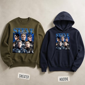 Op de afbeelding: Een olijfgroene crewneck trui en een marineblauwe hoodie. Beide hebben een afbeelding van Steve Rogers met de tekst "STEVE Rogers". De trui heeft een rechthoekig label met de tekst "SWEATER". De hoodie heeft een label met de tekst "HOODIE".