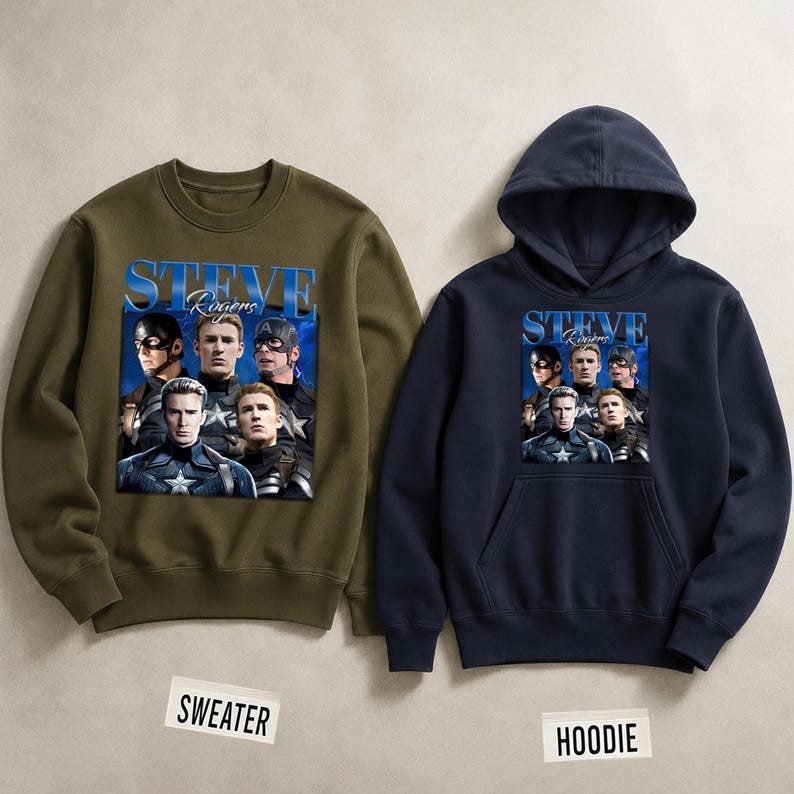 Op de afbeelding: Een olijfgroene crewneck trui en een marineblauwe hoodie. Beide hebben een afbeelding van Steve Rogers met de tekst "STEVE Rogers". De trui heeft een rechthoekig label met de tekst "SWEATER". De hoodie heeft een label met de tekst "HOODIE".