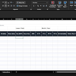 Puede incluir: Una hoja de cálculo digital titulada OILFIELD PRODUCTION LOG con columnas para Date, Well Name, Producing, Oil, Water, Gas, Hours Run, SPM, ST Ft, WT Ft, Oil Sold, Ticket, Notes y Operator. La interfaz incluye pestañas para Daily Log, Monthly Summary, Well Info y Instructions.