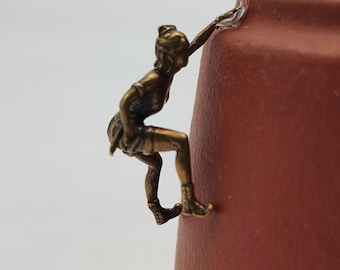 Figura femenina de escalada de latón a escala 1:64, estatua en miniatura de escaladora, decoración de aventuras en miniatura, accesorio para dioramas, regalo inspirador para escritorio.