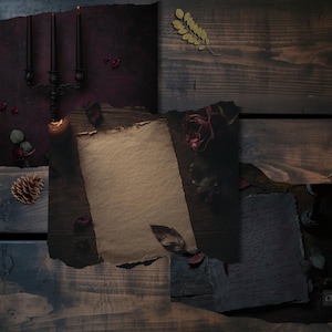 Può includere: Una collezione di fogli di carta strappati che include una pergamena vuota, un documento scuro con testo scritto a mano e uno sfondo rosso intenso con un candelabro nero. La composizione include una pigna, petali di rosa secchi e foglie gialle.