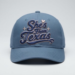 Hon är från Texas 3D-broderidesign med puffmotiv för keps | Hattlogotyp med västerländsk manus | Broderi med upphöjd skum