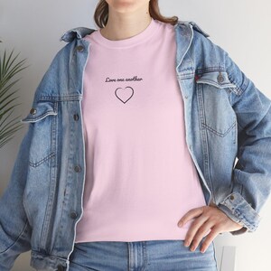 Verlieben sich T-Shirt | Minimales Herz Schrift T-Shirt Minimalistisch Einfacher Unisex Christlicher Glaube Jesus Geschenkideen Moderner Bibel-Vers