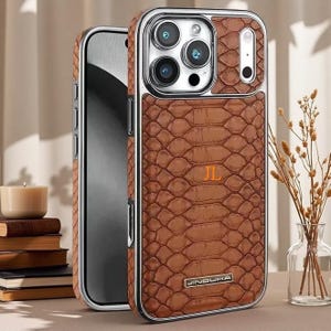 Puede incluir: Una funda de smartphone marrón con patrón de piel de serpiente texturizada, marco metálico plateado, recorte para triple cámara y las letras JL grabadas en el centro. Una pequeña placa metálica en la parte inferior muestra el texto JINDUKA.