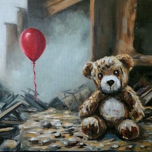 Op de afbeelding: Een olieverfschilderij toont een bruine teddybeer te midden van puin, met een rode ballon die erboven zweeft. Het kunstwerk gebruikt een gedempte kleurenpalet, waardoor een sombere sfeer ontstaat. De beer heeft een witte borst en donkerbruine vacht.