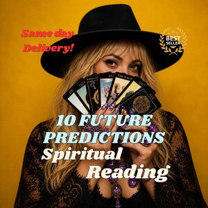 Pode incluir: Um conjunto de cartas de tarot seguradas em frente a um rosto, com designs em preto e dourado. A imagem inclui o texto Same day Delivery!, BEST SELLER, 10 FUTURE PREDICTIONS e Spiritual Reading. A pessoa usa um chapéu preto e blusa de renda.