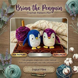 Könnte beinhalten: Eine digitale PDF-Häkelanleitung mit dem Titel Brian the Penguin, die zwei kleine handgefertigte Pinguin-Amigurumi-Figuren zeigt, eine mit blauen und eine mit violetten Flügeln, auf einem Holztablett mit einem cremefarbenen Strickstoff.