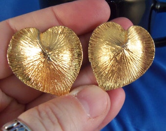 Vintage gold leaf heart pierced earrings. (P56)