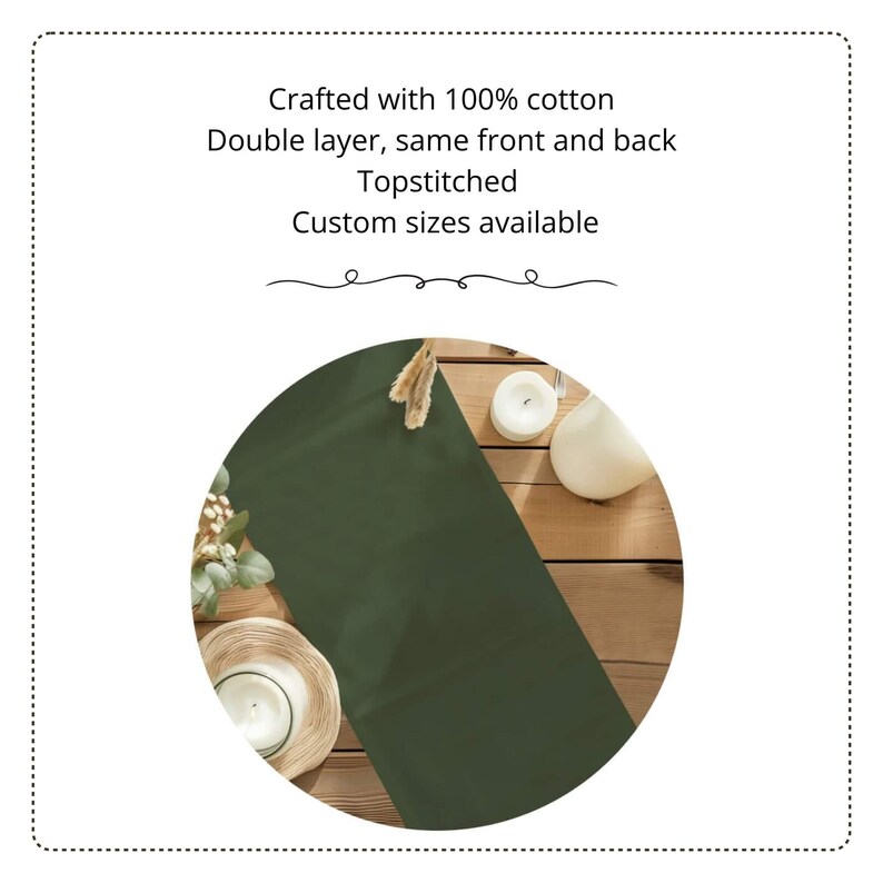 K&ouml;nnte beinhalten: Ein dunkelolivgr&uuml;ner Tischl&auml;ufer aus 100% Baumwolle. Der Text lautet: Crafted with 100% cotton, Double layer, same front and back, Topstitched, Custom sizes available. Der L&auml;ufer liegt auf einer Holzoberfl&auml;che mit wei&szlig;en Kerzen.