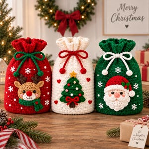 Pode incluir: Três sacos de presente em crochê com cordão e motivos natalinos. O saco vermelho tem uma rena, o branco uma árvore de Natal e o verde um rosto de Papai Noel. Cada saco é decorado com flocos de neve de crochê branco e cordões ajustáveis.
