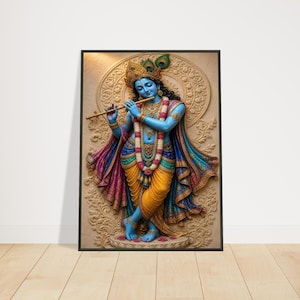 Könnte beinhalten: Ein gerahmter Kunstdruck zeigt eine blauhäutige Figur in einer überkreuzten Beinhaltung, die eine goldene Flöte spielt. Die Figur trägt eine verzierte Krone mit einer Pfauenfeder, mehrlagige Halsketten und einen gelben Dhoti mit bunten Stoffen.