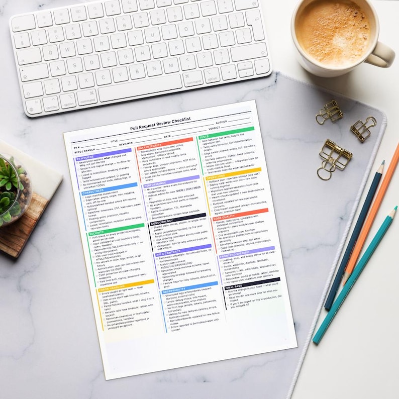 Peut inclure: Une liste de contr&ocirc;le imprim&eacute;e, intitul&eacute;e "Pull Request Review Checklist", avec des sections color&eacute;es, un clavier, une tasse de caf&eacute;, des crayons et des trombones sur une surface en marbre blanc. La liste comprend des sections pour "Bond/Search", "Design", "Correctness", etc.