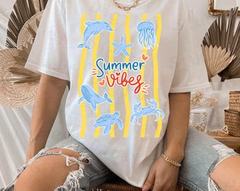 Diseño de camiseta con temática veraniega de animales marinos en formato SVG y PNG, con motivos costeros: delfines, tortugas y cangrejos (descarga digital).