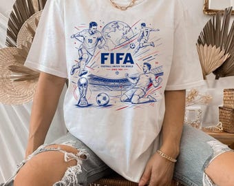Gráfico vintage de fútbol FIFA en formato PNG, diseño retro de camiseta de fútbol, ilustraciones de deportes mundiales (descarga digital).