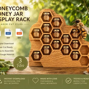 Pode incluir: Um expositor de madeira em forma de favo de mel com vários compartimentos hexagonais para pequenos frascos. O suporte apresenta o texto HONEYCOMB HONEY JAR DISPLAY RACK, CDR, DXF, SVG e 3 Files. Uma abelha está pousada no lado direito.