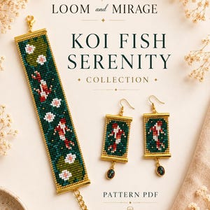 Könnte beinhalten: Ein Armband und Ohrring-Set mit Koi-Fisch-Design. Der Schmuck hat einen grünen Hintergrund mit roten und weißen Koi-Fischen und weißen Blumen. Das Set ist Teil der "Koi Fish Serenity Collection". Der Text "LOOM and MIRAGE" und "KOI FISH SERENITY COLLECTION" sind sichtbar.