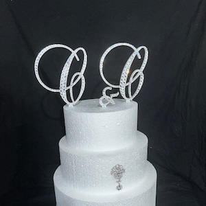 Juego de 3 adornos para tarta de bodas con monograma personalizado, letra principal de 5" + 2" y adornos brillantes, con diamantes de imitación.