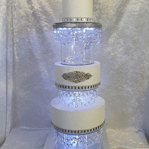 Divisorio per torta a forma di scarpetta di vetro più 2 divisori in cristallo - set da 3 pezzi da 8" 10" 12" con luci LED. di Crystal wedding uk