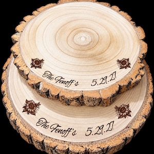 Personalisierter Tortenständer aus Holzscheiben, gravierter rustikaler Hochzeitsständer, personalisierte Verlobungs-Präsentationstafel aus Holz mit Sonnenblumen und Bienen