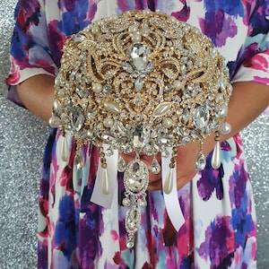 Ramo con broche en cascada de cristal dorado, ramo joya, flores de boda estilo Gran Gatsby alternativo. Por Crystal Wedding UK