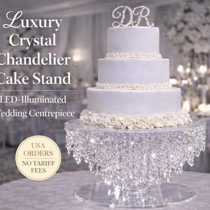 Stojak na tort z kryształowym żyrandolem – centralny element tortu weselnego z podświetleniem LED – luksusowy ekspozytor deserów