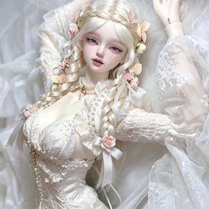 Puede incluir: Una muñeca articulada de piel pálida con largo cabello rubio trenzado, adornado con pequeñas flores rosas y blancas. La muñeca viste un corsé de encaje blanco con adornos de perlas, mangas largas transparentes y un collar de perlas.