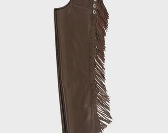 Herrbyxor i brunt läder med fransar, cowboychaps i westernstil, rodeoutrustning, ranchkläder, present till honom