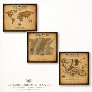 Pode incluir: Três impressões de arte de parede quadradas e emolduradas com uma estética de pergaminho vintage. No canto superior esquerdo um mapa-múndi, ao centro um mapa de Nova Iorque e no canto inferior direito um mapa da Terra Média. Cada quadro tem uma rosa dos ventos.