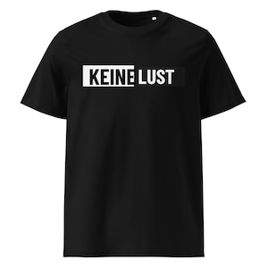 Op de afbeelding: Zwart t-shirt met de Duitse zin "KEINE LUST" in witte blokletters. De tekst staat in een witte rechthoek. Het t-shirt heeft korte mouwen en een ronde hals.