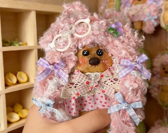 Ręcznie robiona lalka artystyczna Seed Pod – różowa, puszysta figurka botaniczna Kawaii