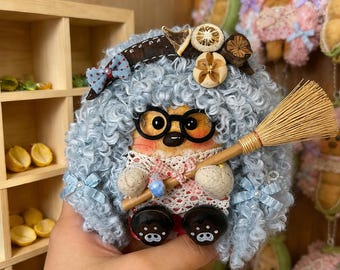 Miniaturowa niebieska figurka Podfolk, Mądry Duch Lasu z miotłą i okularami