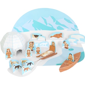 Könnte beinhalten: Eine Papierbastel-Arktis-Szene mit einem weißen Iglu, einem braunen Schlitten und einem blau-weißen Boot. Außerdem gibt es Papierfiguren von Menschen, Hunden und Tieren wie einem Walross und einem Eisbären.