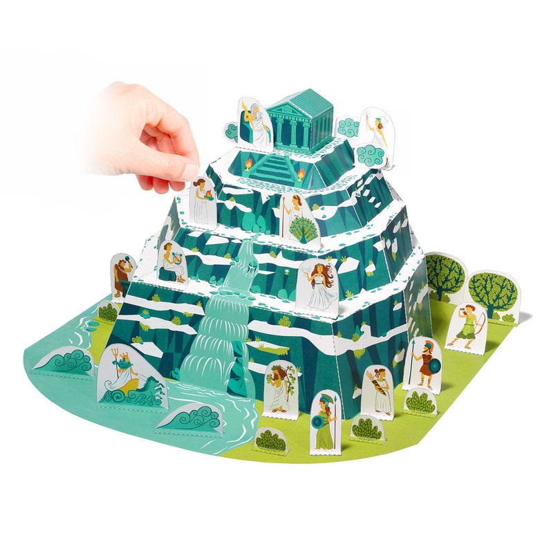 Puede incluir: Un modelo de papel de monta&ntilde;a de varios niveles con un templo en la cima. La monta&ntilde;a es verde y azul con una cascada que cae por el lado. Hay varias figuras de personas y animales en la monta&ntilde;a.