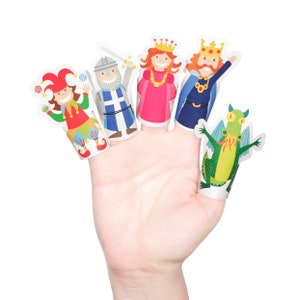 Puede incluir: Una mano con cinco títeres de dedo. Los títeres son un bufón, un caballero, una reina, un rey y un dragón verde. Los títeres son todos coloridos y tienen caras amigables.