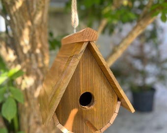 Vogelhuisjes, geschikt om in te nestelen of om bomen en tuinen mee te versieren, unieke handgemaakte exemplaren, voor buiten.