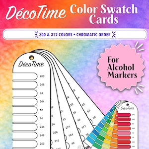 Pode incluir: Cartões de amostra de cores DécoTime para marcadores à base de álcool, com cartões brancos com espaços numerados para organizar cores. Os cartões são exibidos em forma de leque sobre um fundo de aquarela arco-íris com o texto 300 & 312 COLORS.