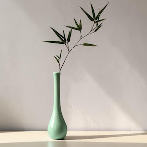 Handgjord keramisk knoppvas, minimalistisk blomvas, modern blå keramikvas, liten vas, skandinavisk heminredning, rustik keramik