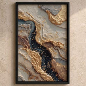 Op de afbeelding: Een rechthoekig ingelijst kunstwerk aan de muur met een gestructureerd abstract schilderij met dikke impastolagen in tinten crème, grijs en diepblauw, geaccentueerd met metallic bladgoud details die een vloeiende compositie creëren.