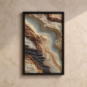 Op de afbeelding: Abstracte kunstprint in een zwarte lijst, met een gelaagd, getextureerd ontwerp in bruin, beige en grijs, dat doet denken aan een rotsformatie. De kleuren en texturen creëren een natuurlijk, aards gevoel.