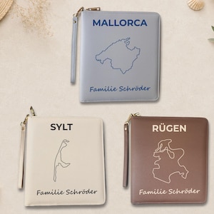 Peut inclure: Trois pochettes carrées zippées avec dragonnes. La pochette grise en haut présente une carte bleue de Majorque avec le texte "MALLORCA" et "Familie Schröder". La pochette crème en bas à gauche montre une carte de Sylt avec "SYLT" et "Familie Schröder". La pochette marron en bas à droite affiche une carte de Rügen avec "RÜGEN" et "Familie Schröder".