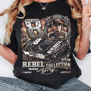 K&ouml;nnte beinhalten: Schwarzes T-Shirt mit einer Grafik eines Rennwagens, der Nummer 8 und dem Text "REBEL COLLECTION". Das Shirt zeigt auch "Kyle Busch" und das NASCAR-Logo.