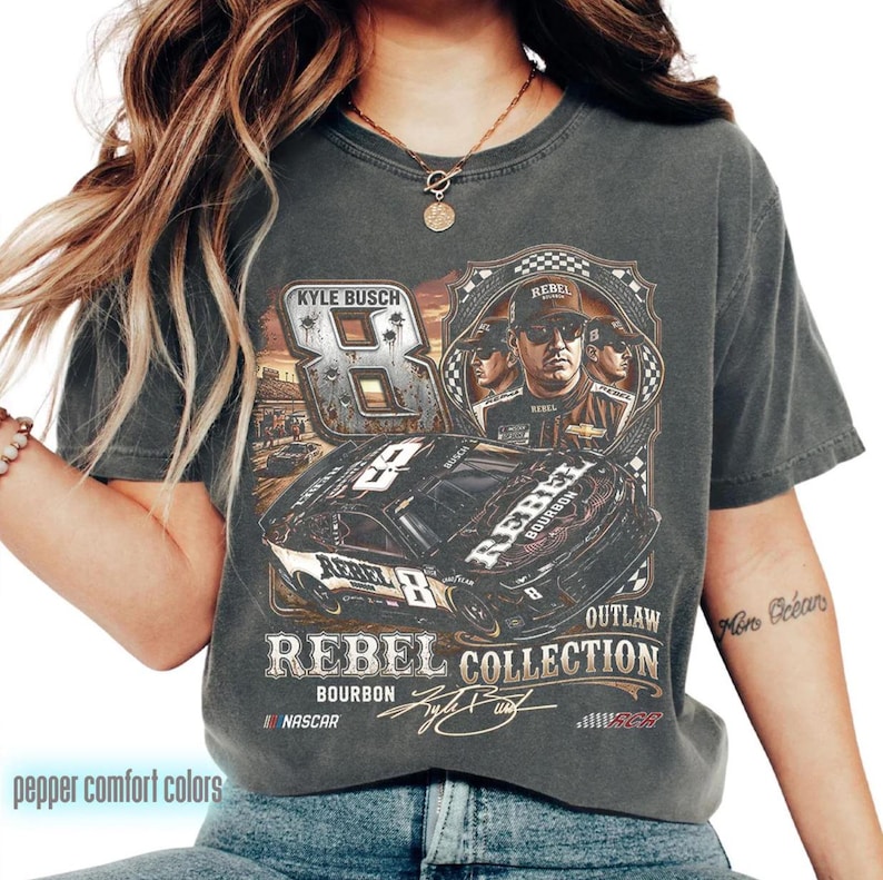 K&ouml;nnte beinhalten: Dunkelgraues T-Shirt mit einem Rennwagen-Motiv, der Nummer 8 und dem Text "REBEL COLLECTION BOURBON". Das Shirt enth&auml;lt auch den Text "KYLE BUSCH" und "NASCAR".